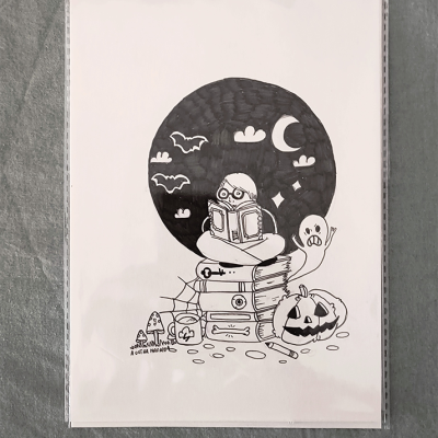 Desenho preto e branco com personagem, livros, morcegos e abóbora de Halloween