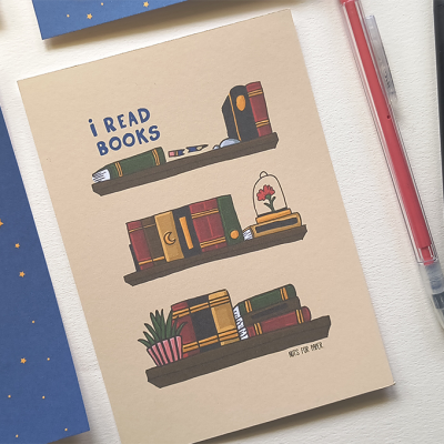 Cartão com ilustração de estantes com livros e texto 'I READ BOOKS'