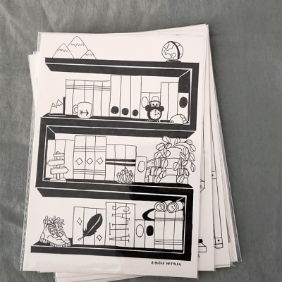 Folhas com desenho de estantes com livros e objetos em preto e branco