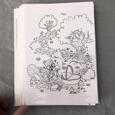 Desenho em folhas brancas de esquilo na floresta a preto