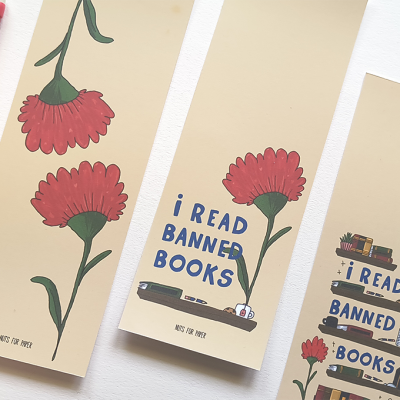 Marcadores de páginas com flores vermelhas e texto i READ BANNED BOOKS