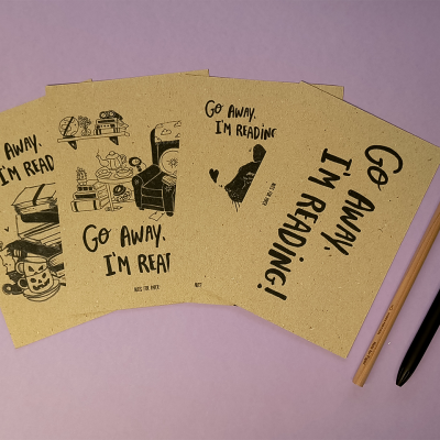 Postais de papel reciclado com texto e ilustrações, lápis e caneta sobre fundo lilás.