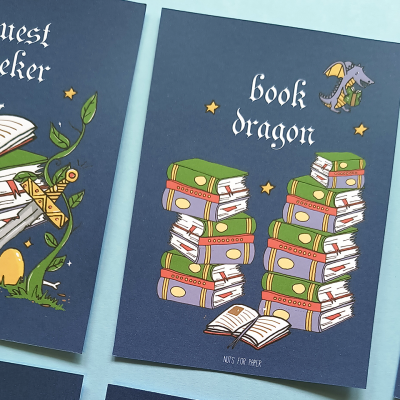 Cartão com desenho de dragão e pilhas de livros com texto 'book dragon' em fundo azul escuro