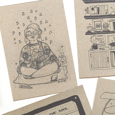Postais em papel castanho com ilustrações a preto, incluindo pessoa a ouvir música e estante com gira-discos.