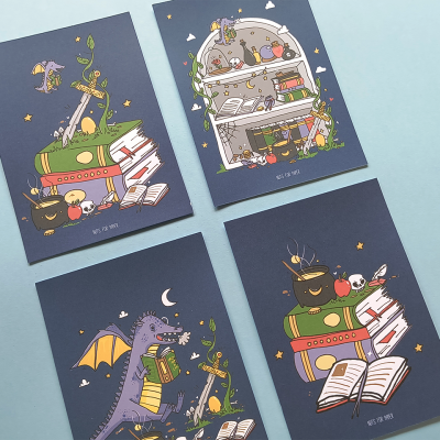 Postais com ilustrações de dragões, livros, plantas e poções em fundo azul escuro.