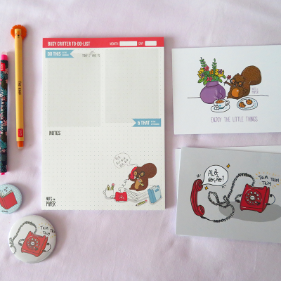 Artigos de papelaria com motivos de ursos ilustrados e cores vibrantes sobre fundo branco