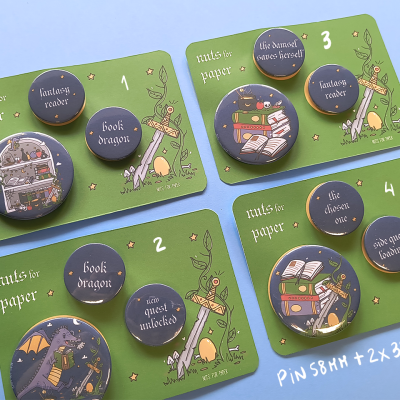 Conjuntos de pins redondos com ilustrações de livros e textos em papel verde numerados de 1 a 4