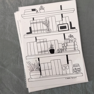 Desenho a preto e branco de estante com livros e plantas em papel numa superfície cinzenta