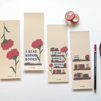 Marcadores de papel com desenhos de livros e cravos e texto I READ BANNED BOOKS