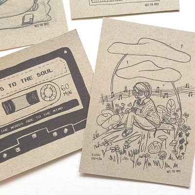 Folhas de papel com desenhos a tinta preta, incluindo uma cassetete e uma pessoa a tocar violão rodeada de plantas