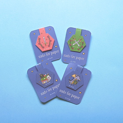 Conjuntos de clips decorativos para papel em cartões roxos sobre fundo azul claro