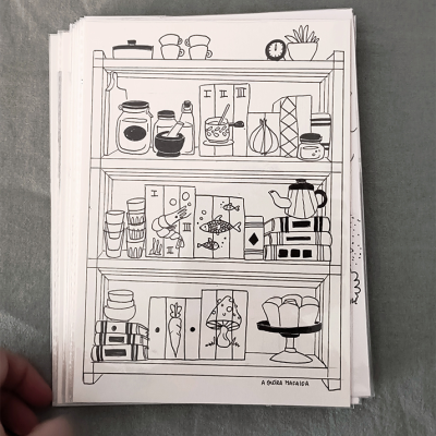 Desenho a preto e branco de uma estante com copos, potes, livros e um bule sobre tecido cinzento.