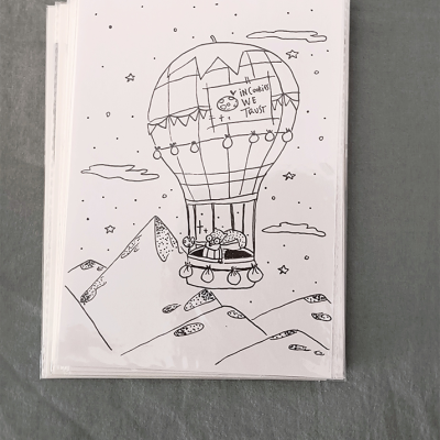 Desenho a preto de um balão de ar quente com o texto in Cookies WE TRUST no papel branco