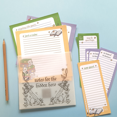 Conjunto de papelaria para notas com folhas coloridas e lápis