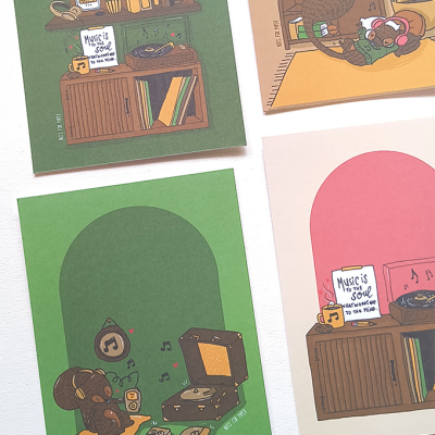 Conjunto de quatro postais com ilustrações de cenas musicais e decoração interior.