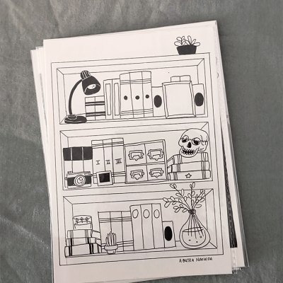 Ilustração a preto e branco em folhas com estantes, livros, caveira, candeeiro e plantas