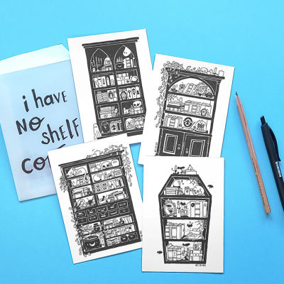 Postais ilustrados a preto e branco com prateleiras e envelope azul com texto sobre superfície azul