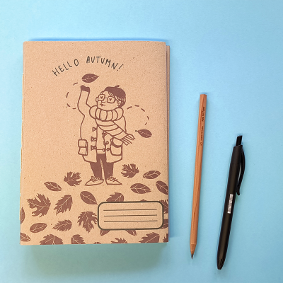 Caderno com capa castanha decorada com desenho de outono