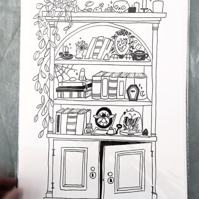 Desenho a preto e branco de estante com livros e objetos decorativos esquisitos e místicos