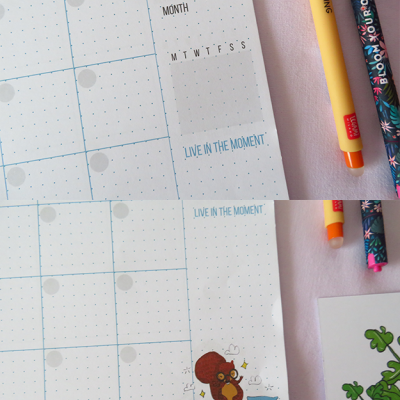 Página de calendário mensal com ilustrações de esquilos, texto em azul e canetas coloridas num fundo rosa claro