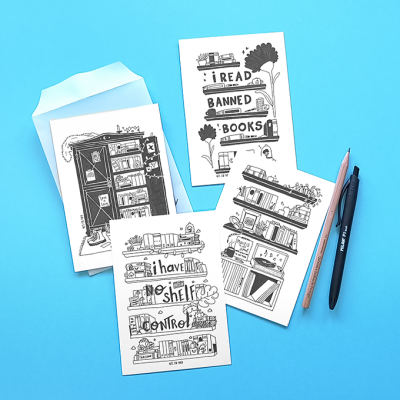 Cartões ilustrados com tema de livros e estantes, com envelope, lápis e caneta em fundo azul.