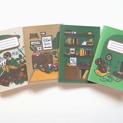 Quatro cadernos ilustrados com capas verdes e castanhas e espaços para identificação.