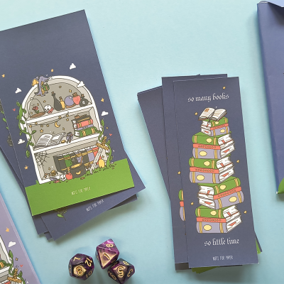 Marcadores de livros ilustrados com estante e pilha de livros em fundo cinzento