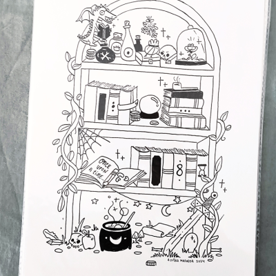 Ilustração a preto e branco de estante com livros e objetos mágicos