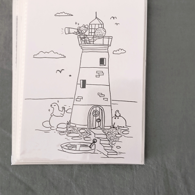 Cartão postal com desenho a preto de farol e mar em fundo cinzento
