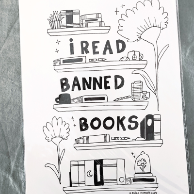 Poster a preto e branco com texto e desenhos de livros e flores.