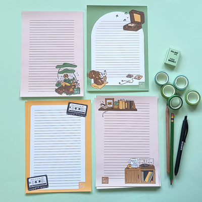 Papel de carta com ilustrações, caneta, lápis e fitas adesivas verde-água