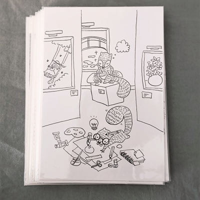 Desenho preto e branco de dois esquilos em diferentes atividades num cenário interior com quadros artísticos.