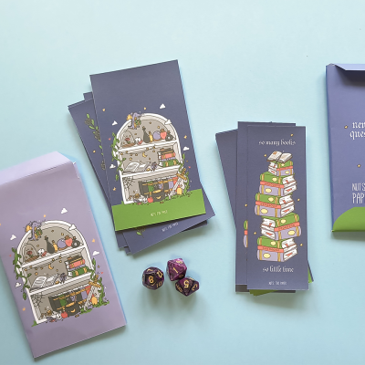 Envelopes, cadernos ilustrados e dados coloridos sobre fundo azul claro