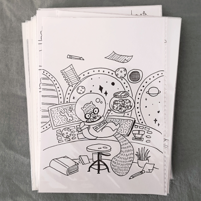 Desenho preto e branco de esquilo astronauta em papel branco sobre fundo cinza tecido
