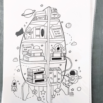 Desenho a preto e branco de uma estante em forma de foguete com livros e astronauta, com vários textos relacionados ao espaço