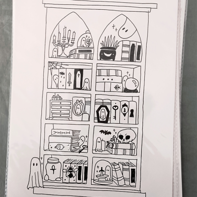 Desenho a preto e branco de uma estante com objetos variados e fantasmas.