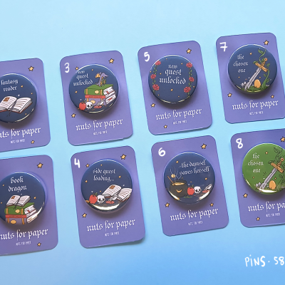 Oito pins ilustrados com texto em cartões roxos numerados de 1 a 8