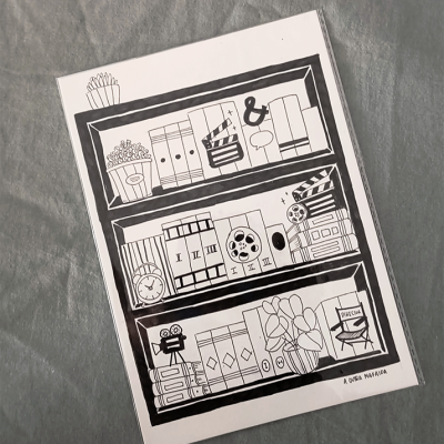 Desenho preto e branco de estante com objetos relacionados a cinema e leitura