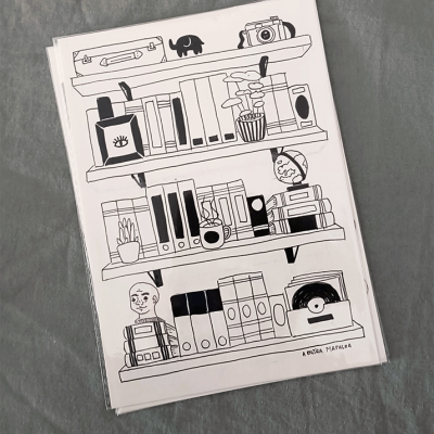 Ilustração a preto de estante com livros e objetos sobre fundo cinzento