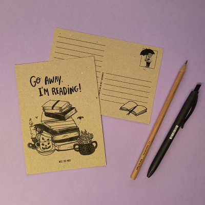 Postal castanho com texto e ilustrações em preto de livros, caneca e vela, lápis e caneta ao lado sobre fundo lilás