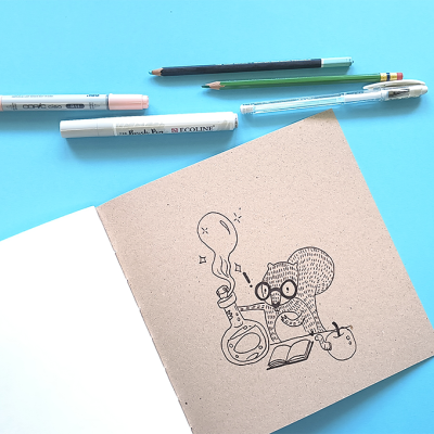 Caderno com desenho de esquilo e material de escrita sobre fundo azul