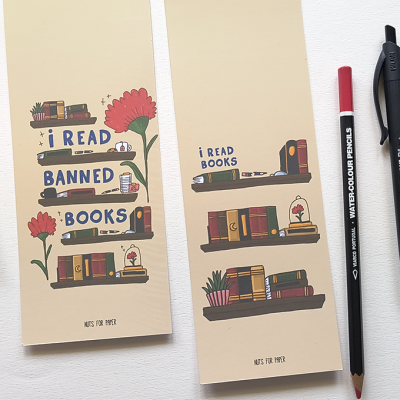 Dois marcadores de livros com ilustrações de livros e flores, e uma caneta e um lápis ao lado