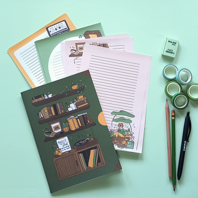 Material de escritório com caderno, folhas, lápis, caneta, borracha e fitas adesivas sobre fundo verde claro