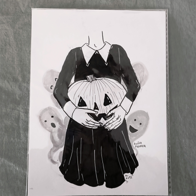Ilustração preto e branco de figura feminina segurando abóbora de Halloween com fundo de figuras fantasmagóricas.
