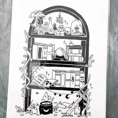 Desenho a preto e branco de estante com objetos mágicos e livros com texto Once upon a time. num livro aberto.