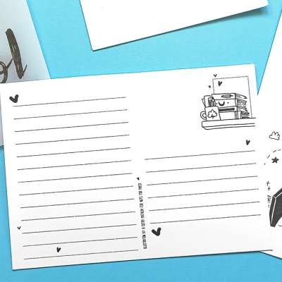 Cartão postal branco com ilustração de máquina de escrever e linhas para escrita sobre fundo azul