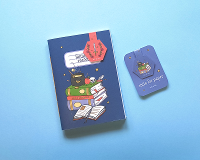 Caderno e marcador de papel com ilustrações sobre fundo azul