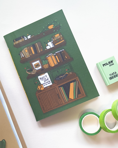 Caderno verde com ilustração de estantes, fita adesiva verde e borracha verde clara MILAN 2030