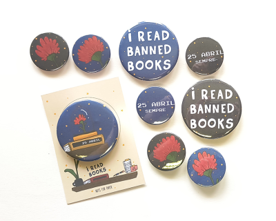 Bottons redondos com flores vermelhas, texto 