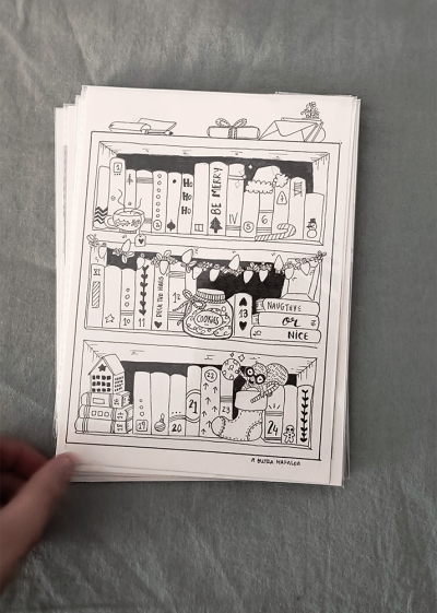 Ilustração de estantes de livros natalícia em preto e branco com números e objetos decorativos.